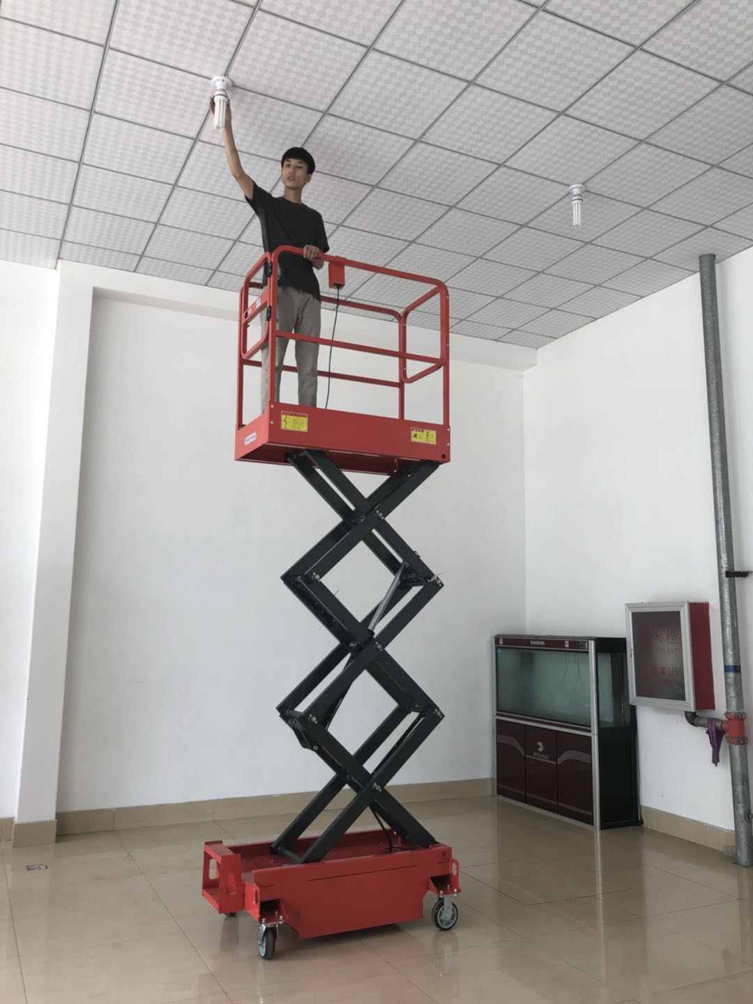 半自動(dòng)小型剪叉升降機(jī) 半自動(dòng)小型剪叉升降機(jī)